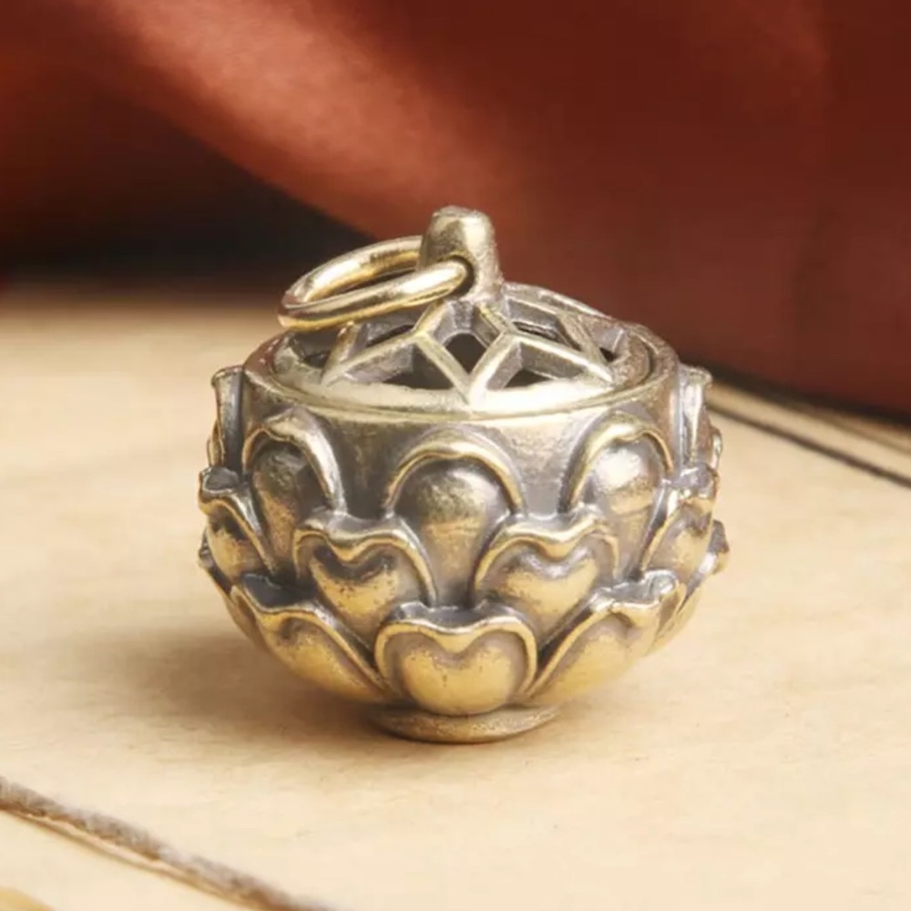 Lotus pendant - Picture 1 of 6